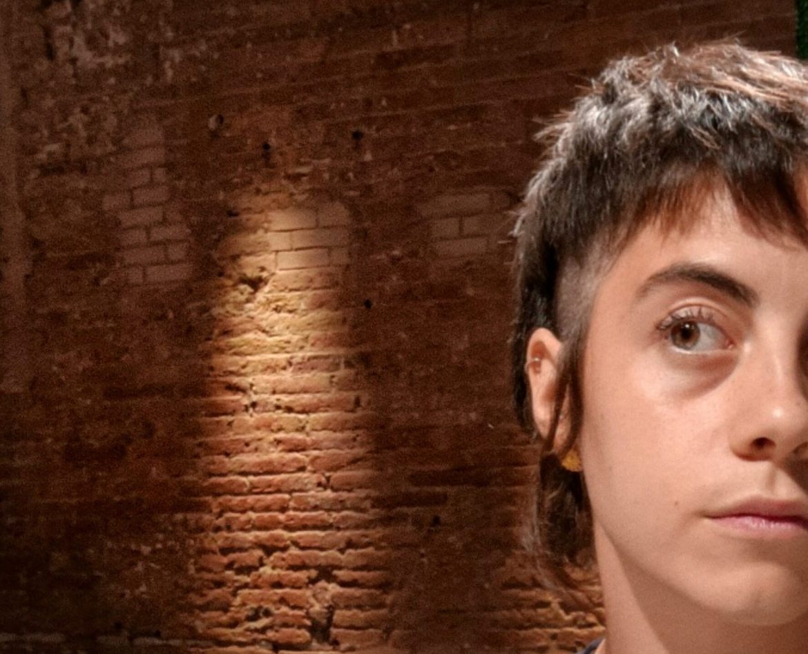 Una pared de ladrillo